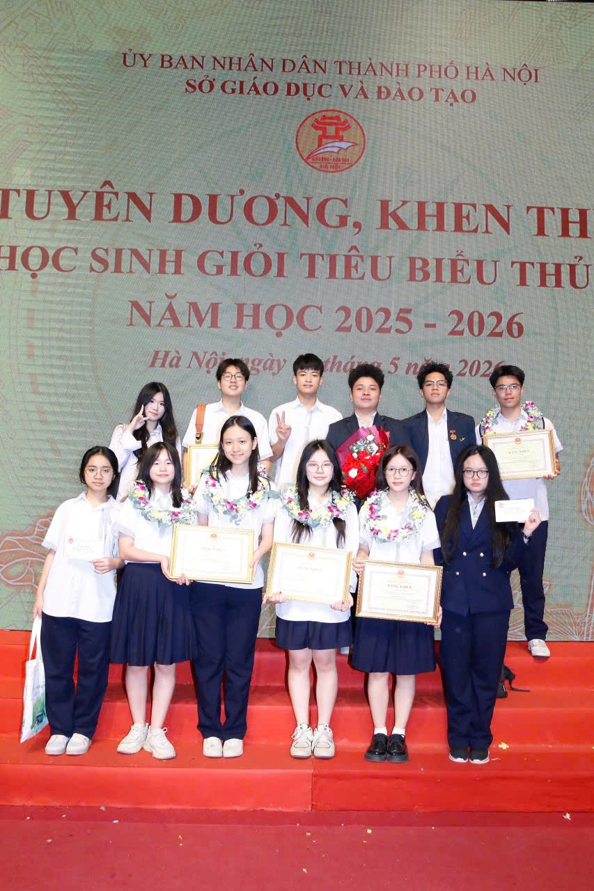 Award ceremony for Hanoi's outstanding students, the whole group on stage