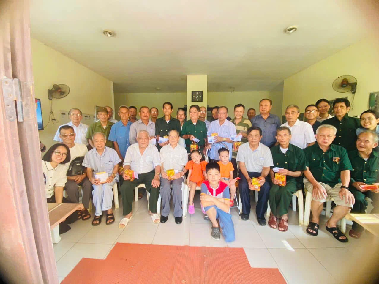 Veterans and volunteers gathered in a hall at Hữu Nghị Village